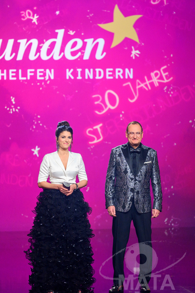_DWI6027 | Die Eröffnung und die Begrüßung der Ehrengäste mit Moderatorin Sandra Rieß und Moderator Volker Heißmann bei '30 Jahre Sternstunden-Gala 2023' in der Frankenhalle. Nürnberg, 15.12.2023 - Realisiert mit Pictrs.com