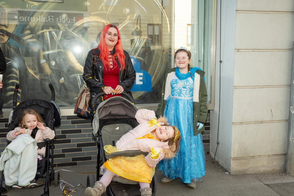 Umzug2025-018_9682 | Fotostrecke: FASCHINGSUMZUG 2025 in Loosdorf. 22 Masken(gruppen)-Teilnehmer: Loosdorfer Vereine, Wirtschaftstreibende, Gemeindeabordnungen sowie Kreditinstitute. rund 700 Besucher entlang der Hauptstrasse. Veranstaltungs-Sicherung durch Mannschaft der FF-Loosdorf mit schwerem Gerät. Maskenprämierung am EKZ-Platz durch Bgm. Thomas Vasku in den Kategorien: Bester Festwagen (Fa. gkonzept-Groissenberger; Beste Personengruppe-ASK-Loosdorf; Beste Einzelperson; Weiteste Anreise-FF Schollach;