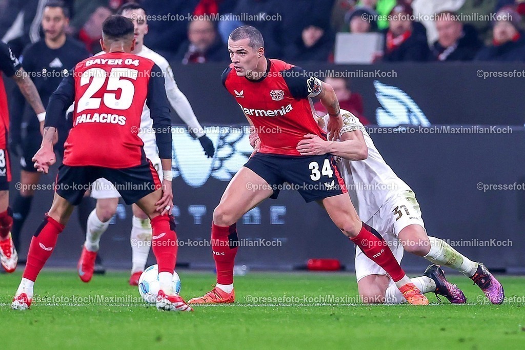 Lev14012501059 | 14.01.2025, Fußball, Bayer 04 Leverkusen - 1. FSV Mainz 05, 1. Fußball Bundesliga, 17. Spieltag, BayArena, Saison 2024 2025: Granit Xhaka (Bayer04 Leverkusen #34) gegen Dominik Kohr (Mainz #31)DFB regulations prohibit any use of photographs as image sequences and or quasi-video.