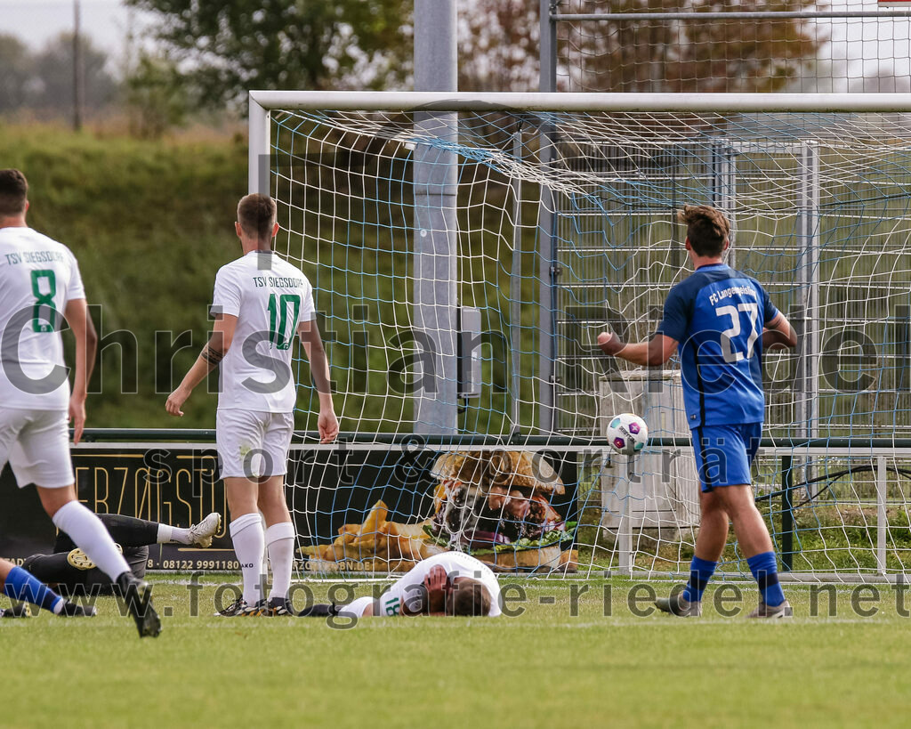 2023-10-14_047_FC_Langengeisling_gegen_TSV_Siegsdorf | Erding, Deutschland, 14.10.2023:
Fußball, Bezirksliga Oberbayern Ost 2023 / 2024, 13. Spieltag, FC Langengeisling gegen TSV Siegsdorf, Endergebnis: 3:0

Felix Maaßen (TSV Siegsdorf, #10), Tobias Huber (TSV Siegsdorf, #18), Maximilian Birnbeck (FC Langengeisling, #27)

Foto: Christian Riedel / fotografie-riedel.net