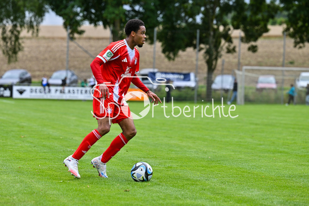 SSV Ulm 1846 Fussball U19 - FC Bayern München U19 | am BAll Chivano WIJKS (FCB #2) / Einzelfoto / Freisteller / U19 DFB Nachwuchsliga: SSV Ulm 1846 Fussball - FC Bayern München, Hauptspielfeld Langenau am 02.08.2025