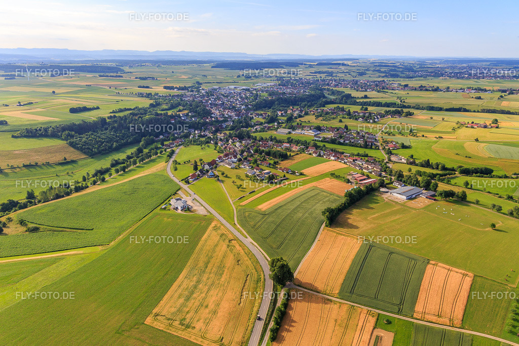 Ortsansicht aus Norden | Luftbild: Ortsansicht aus Norden im Ortsteil Fluorn in Fluorn-Winzeln im Bundesland Baden-Württemberg in Deutschland. Foto: IMG_148700.jpg vom 27.06.2025 durch ©2025 Werner Riehm fly-foto.de/copyright - Realisiert mit Pictrs.com