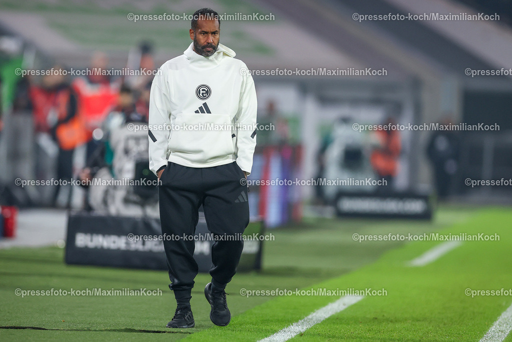 Due09112401075 | 09.11.2024, Fußball, Fortuna Düsseldorf - SC Paderborn 07, 2. Bundesliga, Merkur Spiel-Arena, Saison 2024 2025: Cheftrainer Daniel Thioune (Trainer Fortuna Düsseldorf) gestikulierend am SpielfeldrandDFB regulations prohibit any use of photographs as image sequences and or quasi-video.