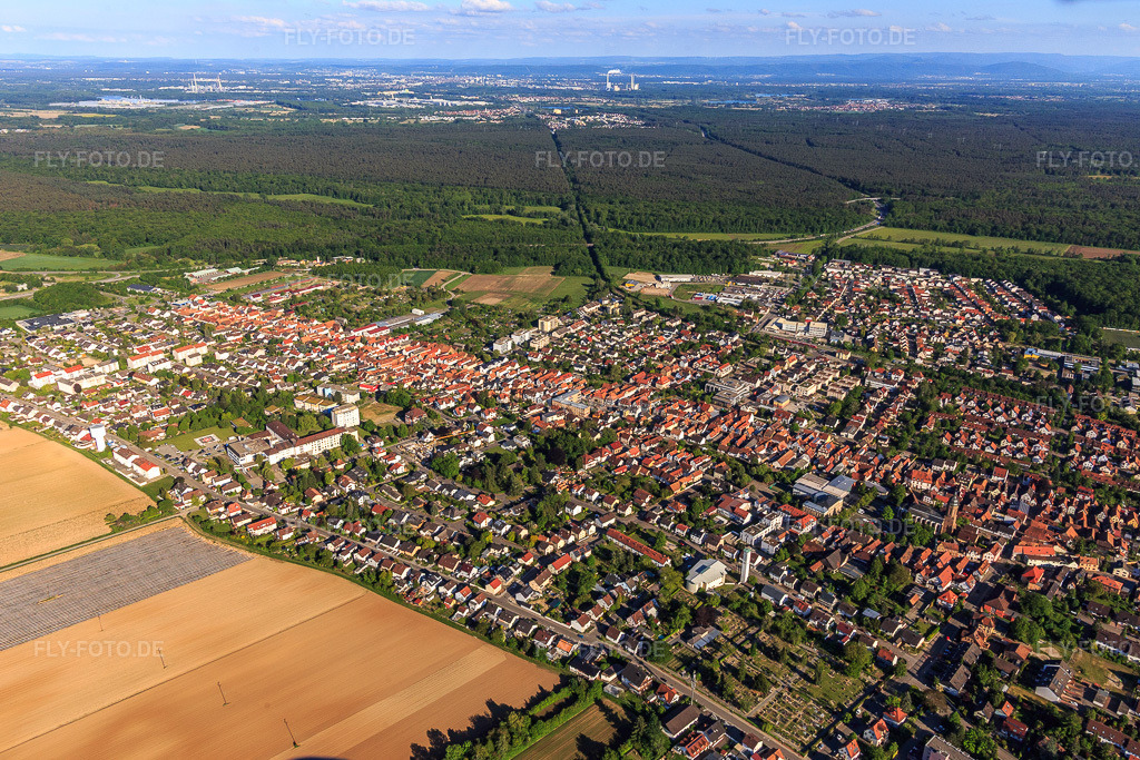 Luftbild: Ortsansicht von Westen in Kandel im Bundesland Rheinland-Pfalz in Deutschland. Foto: IMG_126722.jpg vom 28.05.2021 durch Werner Riehm/FLY-FOTO.de