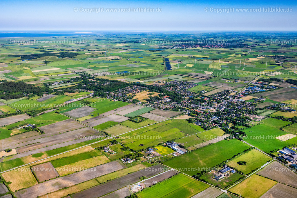 Süderlüngum_ELS_7788100623 | SüDERLüGUM 10.06.2023 Ortsansicht am Rande von landwirtschaftlichen Feldern und Nutzflächen in Süderlügum im Bundesland Schleswig-Holstein, Deutschland. // Village view on the edge of agricultural fields and land in Suederluegum in the state Schleswig-Holstein, Germany. Foto: Martin Elsen
