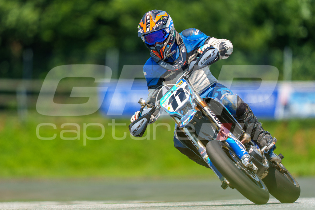 G-Cup + Supermoto Staatsmeisterschaft + Hungarian Supermoto Championship | GRIPcapture steht für authentische Sportfotografie in Österreich – für Momente, die mehr sind als Geschwindigkeit oder Ergebnis. Es geht um Emotion, Spannung, Fokus und den Augenblick, der oft nur einen Wimpernschlag dauert.Ob Motorsport, Teamsport oder 