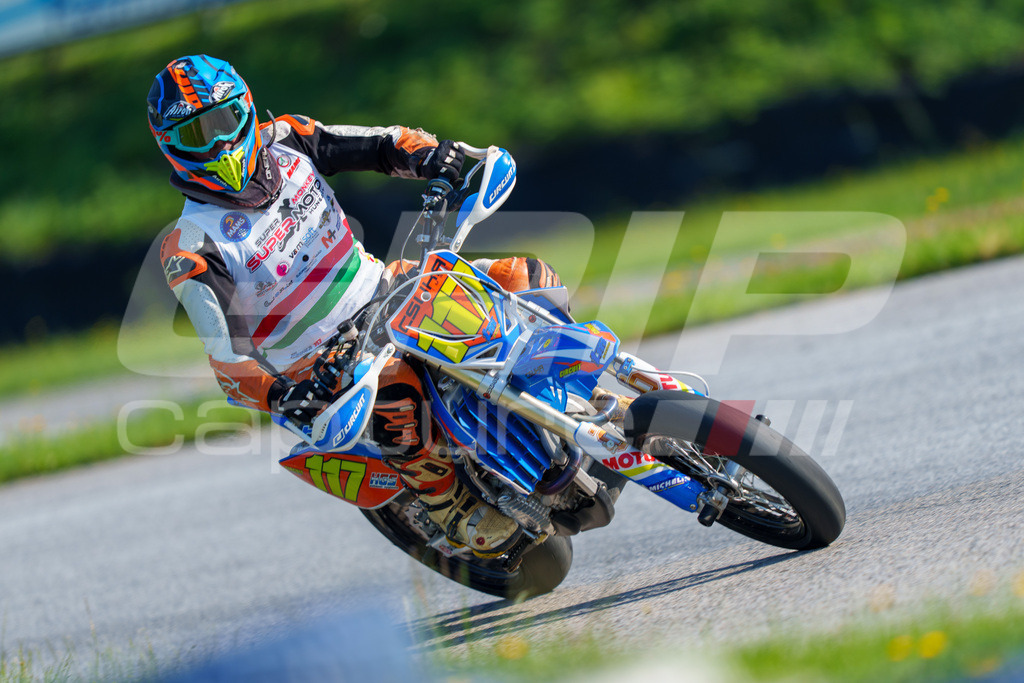 SuperMoto_Staatsmeisterschaft_Greinbach_043 | GRIPcapture steht für authentische Sportfotografie in Österreich – für Momente, die mehr sind als Geschwindigkeit oder Ergebnis. Es geht um Emotion, Spannung, Fokus und den Augenblick, der oft nur einen Wimpernschlag dauert.Ob Motorsport, Teamsport oder 