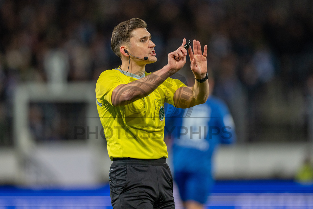 SV Stuttgarter Kickers vs. SGV Freiberg, Fussball, WFV-Pokal, Viertelfinale, 17.03.2026 | Schiedsrichter Felix Prigan gibt klare Anweisungen,SV Stuttgarter Kickers vs. SGV Freiberg, Fussball, WFV-Pokal, Viertelfinale, 17.03.2026Foto: photosbyphips/Philip Ziegler