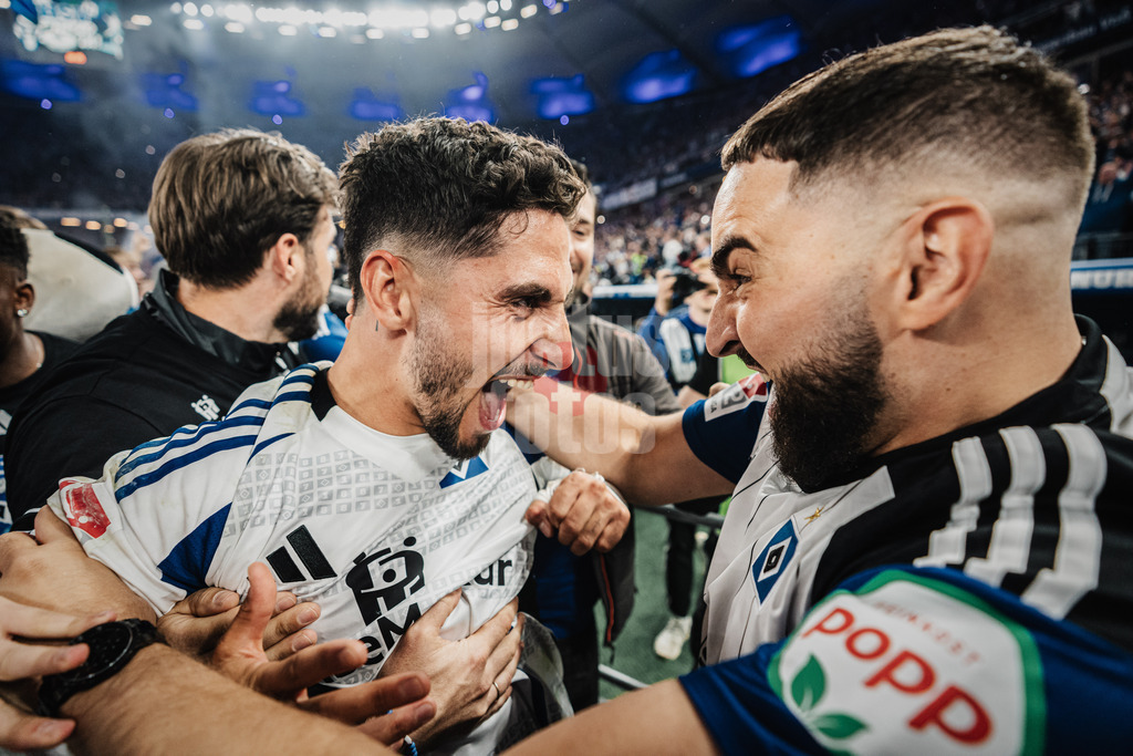 Fußball | Männer | Saison 2024/2025 | 2. Fußball-Bundesliga | 33. Spieltag | Hamburger SV vs. SSV Ulm 1846 | 10.05.2025 | Ludovit Reis (#14, HSV) feiert mit einem Fan den Aufstieg