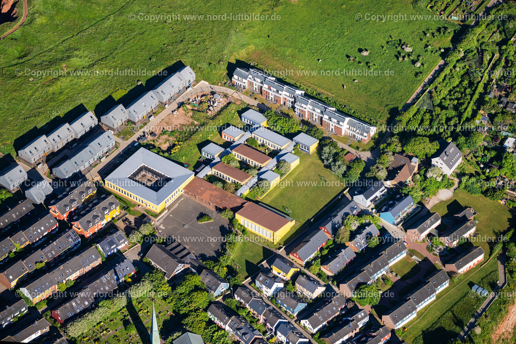 Helgoland_Schule_ELS_2427100623 | HELGOLAND 10.06.2023 Hofgelände des Schulgebäudes der " James-Krüss-Schule " in Helgoland im Bundesland Schleswig-Holstein, Deutschland. // Courtyard of the school building of " James-Kruess-Schule " in Helgoland in the state Schleswig-Holstein, Germany. Foto: Martin Elsen