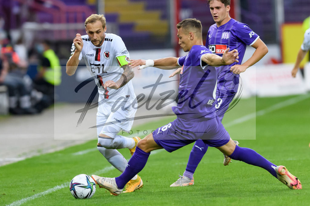 OSNVKO20210906_19 | Fussball, Herren: Marcel Risse (FC Viktoria Koeln) und Sven Koehler (VfL Osnabrueck) im Zweikampf beim Spiel der 3. Liga zwischen VfL Osnabrueck und FC Viktoria Koeln im Stadion an der Bremer Bruecke am 06.09.2021 in Osnabrueck, Deutschland.DFB / DFL REGULATIONS PROHIBIT ANY USE OF PHOTOGRAPHS AS IMAGE SEQUENCES AND/OR QUASI-VIDEO. - Realisiert mit Pictrs.com