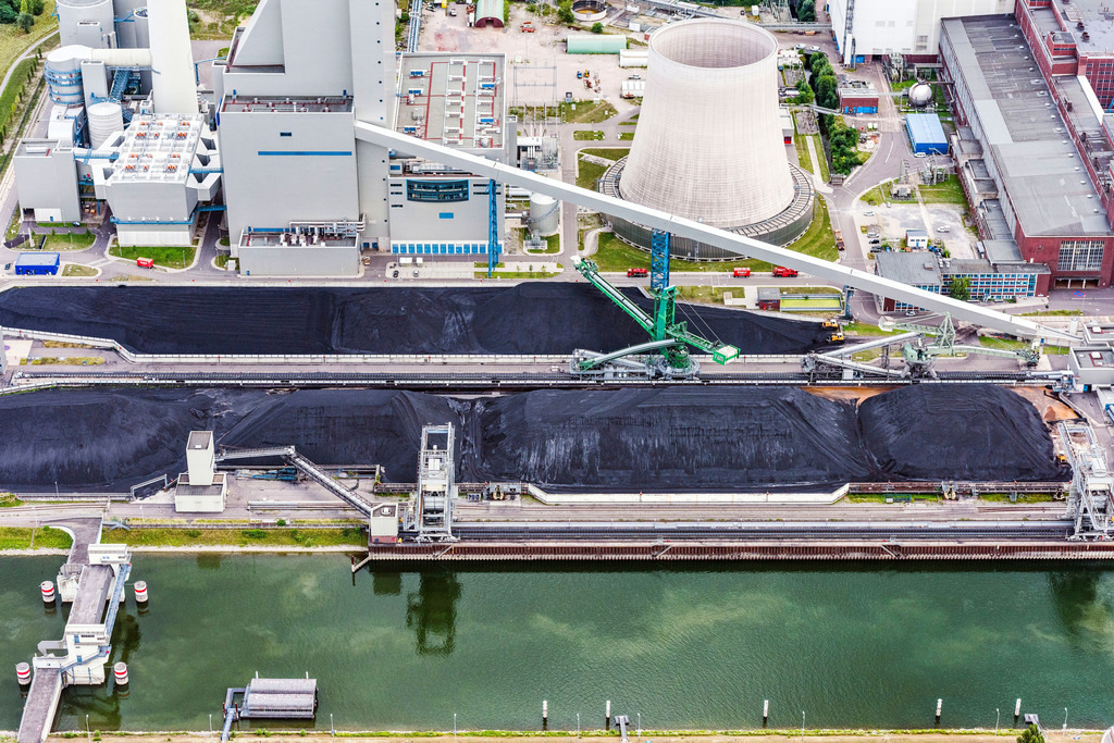 dr__0010724.jpg | KARLSRUHE 15.07.2017 Lagerfläche für Steinkohle am EnBW Energie Baden-Württemberg AG, Rheinhafen-Dampfkraftwerk Karlsruhe an der Fettweisstraße im Ortsteil Daxlanden in Karlsruhe im Bundesland Baden-Württemberg, Deutschland. Weiterführende Informationen bei: E.ON Energie Deutschland GmbH. // Storage area for coal in the district Daxlanden in Karlsruhe in the state Baden-Wuerttemberg, Germany. Involved is: E.ON Energie Deutschland GmbH. Foto: Daniel Reiter