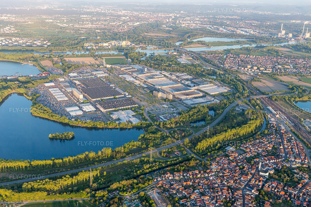 Luftbild: Werksgelände des Daimler Automobilwerk Wörth am Rhein im Ortsteil Maximiliansau in Wörth im Bundesland Rheinland-Pfalz in Deutschland. Foto: IMG_099260.jpg vom 23.04.2017 durch Werner Riehm/FLY-FOTO.de