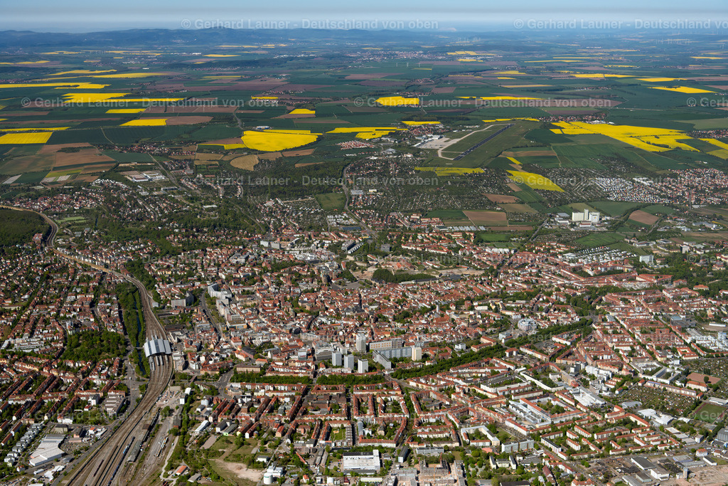 4026509 | ERFURT 07.05.2020 Stadtgebiet mit Außenbezirken und Innenstadtbereich in Erfurt im Bundesland Thüringen, Deutschland. Weiterführende Informationen bei: Landeshauptstadt Erfurt. // City area with outside districts and inner city area in Erfurt in the state Thuringia, Germany. Further information at: Landeshauptstadt Erfurt. Foto: Gerhard Launer