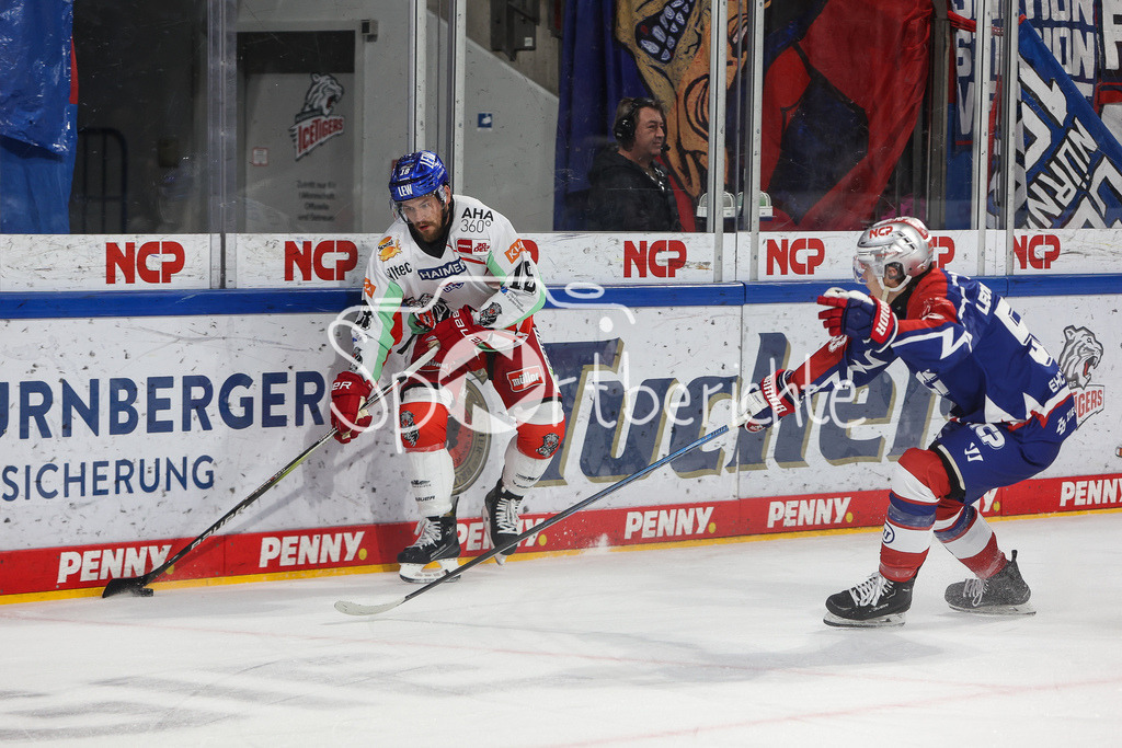 Nürnberg ICE Tigers - Augsburger Panther | Zachery MITCHELL (AEV #18) im Duell mit Danjo LEONHARDT (EHC #53) / Zweikampf / DEL Retro Game