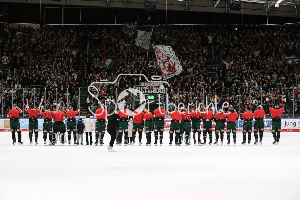 Augsburger Panther - ERC Ingolstadt | Das Team der Augsburger Panther feiert den Derbysieg gegen Ingolstadt zusammen mit den Fans