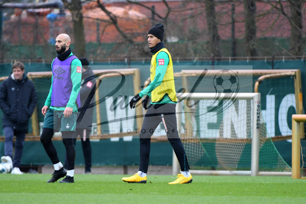 20200227_TRASVW_0033 | Fussball, Herren: Oemer Toprak (Werder Bremen) und Davie Selke (Werder Bremen) schauen waehrend der Trainingseinheit des SV Werder Bremen auf dem Trainingsplatz am wohninvest Weserstadion am 27.02.2020 in Bremen, Deutschland. - Realisiert mit Pictrs.com
