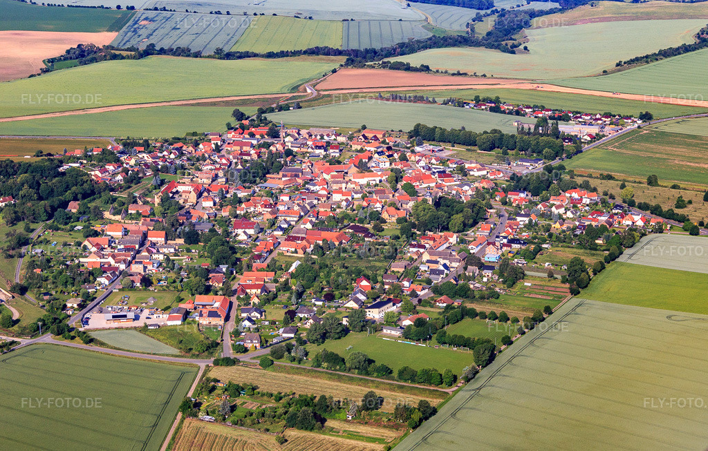 Luftbild: Dorfübersicht aus Osten im Ortsteil Quenstedt in Arnstein im Bundesland Sachsen-Anhalt in Deutschland. Foto: IMG_148172.jpg vom 12.06.2025 durch Werner Riehm/FLY-FOTO.de