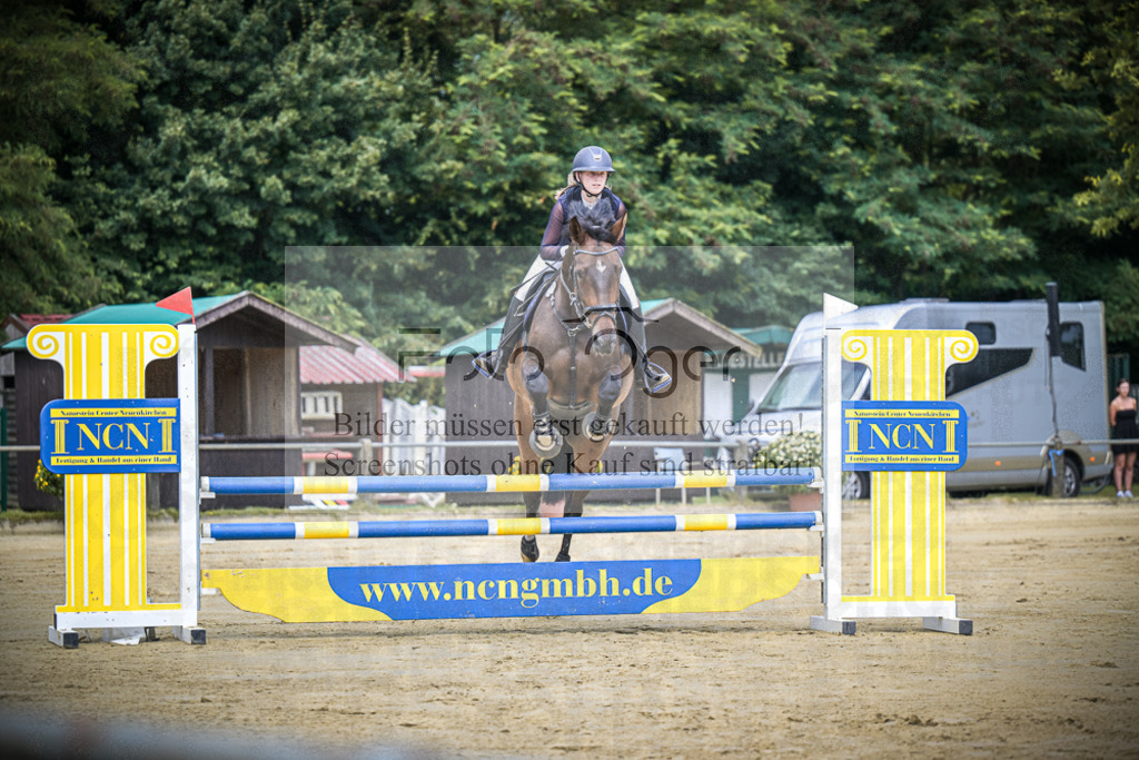 DOS_5610 | Entdecke hochwertige Reitturnierfotos von Foto Oger. Professionell, emotional und authentisch – jetzt Lieblingsmomente im Shop bestellen.Deutschlandweite Turnierfotografie. - Realisiert mit Pictrs.com