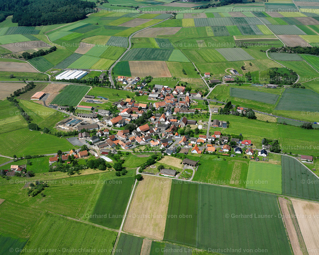 2614810 | BüßFELD 09.06.2006 Ortsansicht am Rande von landwirtschaftlichen Feldern und Nutzflächen  in Büßfeld im Bundesland Hessen, Deutschland // Village view on the edge of agricultural fields and land  in Büßfeld in the state Hesse, Germany Foto: Gerhard Launer