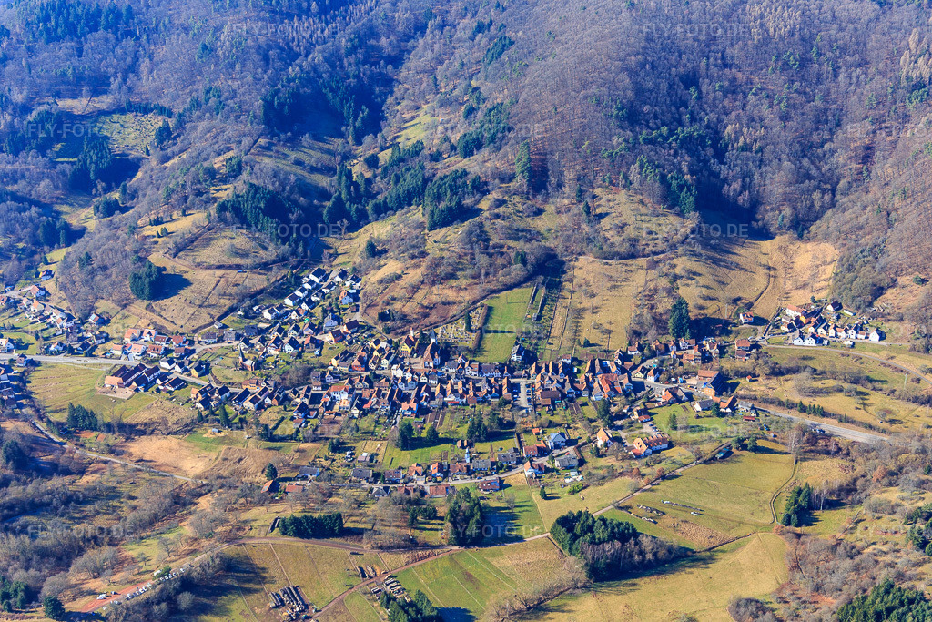 Luftbild: Dorfansicht im Pfälzerwald von Osten in Dernbach im Bundesland Rheinland-Pfalz in Deutschland. Foto: IMG_097036.jpg vom 25.02.2017 durch Werner Riehm/FLY-FOTO.de