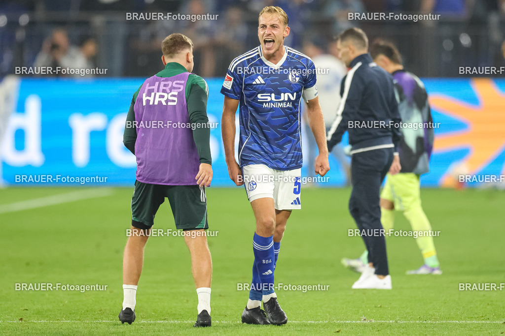 1_S04BER_20250801_3774.JPG -  - FC Schalke 04 - Hertha BSC Berlin - 2. Bundesliga | Gelsenkirchen, Deutschland, 01.08.25: Timo Becker (FC Schalke 04) gestikuliert, Gestik nach dem Spiel der 2. Bundesliga zwischen FC Schalke 04 - Hertha BSC Berlin in der Veltins-Arena am 01. August 2025 in Gelsenkirchen, Deutschland. (Foto von Stefan Brauer/Brauer-Fotoagentur)DFB/DFL REGULATIONS PROHIBIT ANY USE OF PHOTOGRAPHS AS IMAGE SEQUENCES AND/OR QUASI-VIDEO.