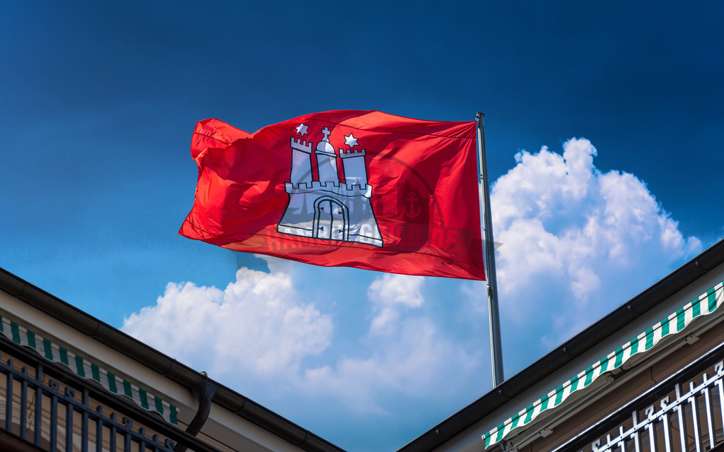 HH Flagge Blue Sky | Exklusive Hamburg collagen, tolle Segelbilder und viele weitere tolle Motive auf Leinwand, Poster, Alu-Dibond, u.v.m. findet Ihr bei uns auf hamburgbild.de. Findet Euer Wandbild für Euer Zuhause, Büro oder die  Praxis…. - Realisiert mit Pictrs.com