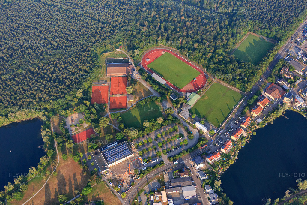 Luftbild: Waldseestadion des TC Waldsee e.V. Forst und Waldseehalle in Forst im Bundesland Baden-Württemberg in Deutschland. – Foto: IMG_080472.jpg vom 12.06.2015 durch Werner Riehm/FLY-FOTO.de – Auflösung des Originals: 5472 x 3648 px – Waldseehalle - Gemeinde Forst – TC Waldsee Forst