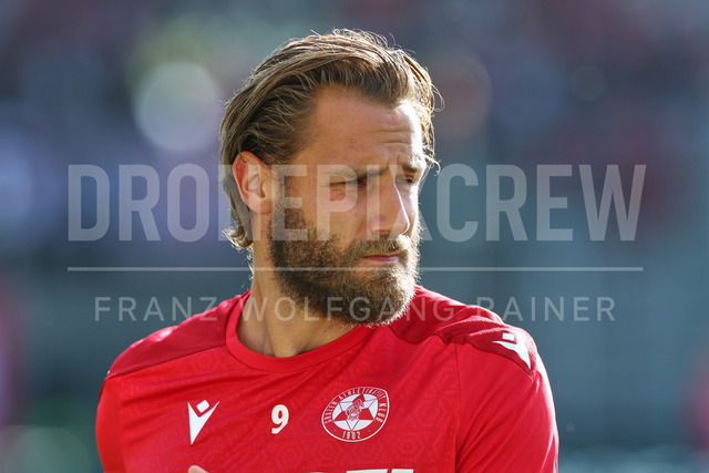 Grazer AK 1902 vs TSV Egger Glas Hartberg – Austrian Bundesliga Match 2025 | Austrian Bundesliga match between Grazer AK 1902 and TSV Egger Glas Hartberg. Dynamic football action, players in motion, emotions, stadium atmosphere and team spirit captured in professional detail. The image shows Daniel Maderner (GAK).