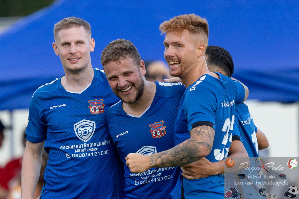 Hessenliga: Türk Gücü Friedberg - FC Eddersheim, 09.08.2024 | Toni Reljic (Türk Gücü Friedberg #44) & Noah Michel (Türk Gücü Friedberg #33) & Patrick Schorr (Türk Gücü Friedberg #23) & Kamil Yikilmaz (Türk Gücü Friedberg #7) beim Torjubel, Türk Gücü Friedberg - FC Eddersheim, Friedberg, Städtischer Sportplatz, 9.8.2024 - Realisiert mit Pictrs.com