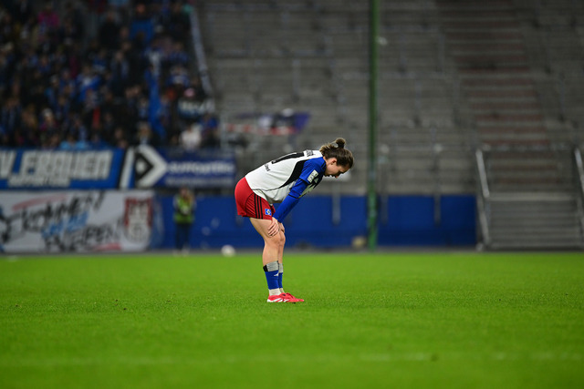 Fußball I Frauen I Saison 2025-2026 I Bundesliga I 10. Spieltag I Hamburger SV - 1. FC Nürnberg I 48893 | Schaut enttäuscht, betrübt, deprimiert, frustriert, geknickt, gekränkt, niedergeschlagen, unzufrieden, ernüchtert, schlecht gelaunt: Maria Mikolajova (27, Hamburger SV) - Realisiert mit Pictrs.com
