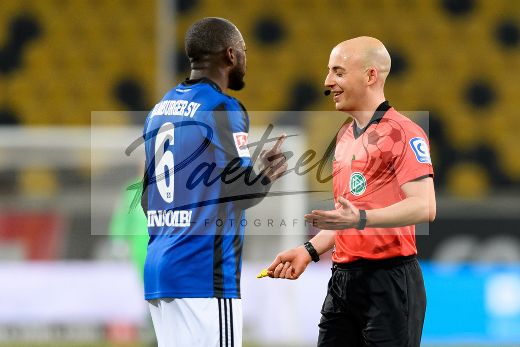 SGDHSV20220114_133 | Fussball, Herren: Schiedsrichter Nicolas Winter spricht mit David Kinsombi (Hamburger SV) bei dem Spiel der 2. Bundesliga zwischen SG Dynamo Dresden und Hamburger SV im Rudolf-Harbig-Stadion am 14.01.2022 in Dresden, Deutschland.DFB / DFL REGULATIONS PROHIBIT ANY USE OF PHOTOGRAPHS AS IMAGE SEQUENCES AND/OR QUASI-VIDEO. - Realisiert mit Pictrs.com