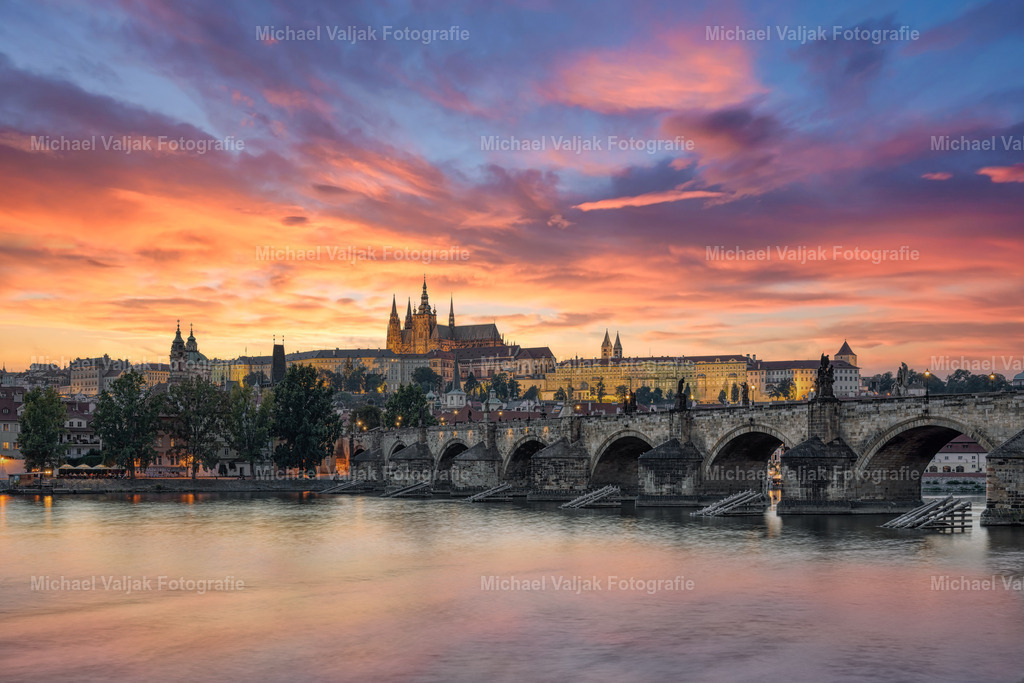 Prager Burg und Karlsbrücke bei Sonnenuntergang | Blick zur Karlsbrücke und Prager Burg bei einem herrlichen Sonnnuntergang. - Realisiert mit Pictrs.com
