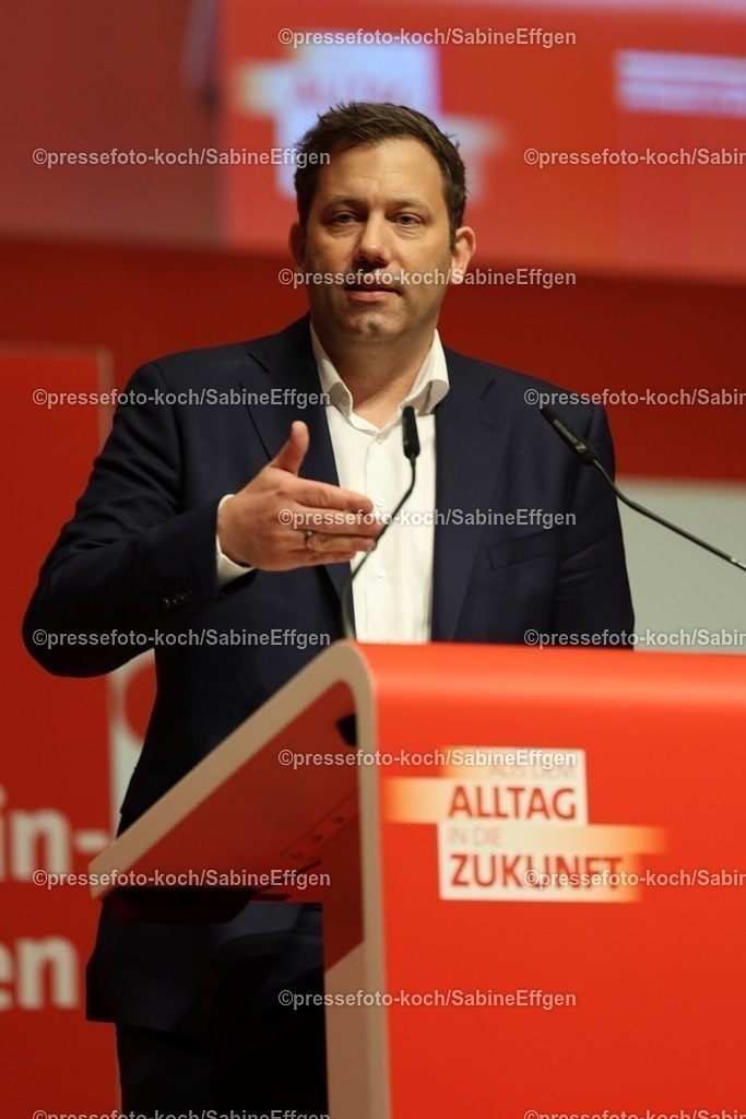 xSEF10052501021 | 10.05.2025, xsefx, Rede des Vizekanzlers und Finanzministers Lars Klingbeil auf dem Landsparteitag der NRWSPD 2025 in der Mercatorhalle in Duisburg mit dem Motto - Aus dem Alltag in die Zukunft
