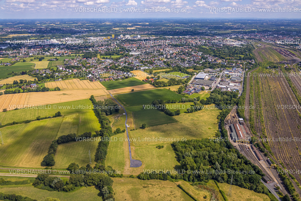 Hamm240706378 | Luftbild, Wiesen und Felder am Wiescher Bach, Güterbahnhof und zugewachsene Gleise, Blick auf Ortsteil Daberg mit Gewerbegebiet Schieferstraße, Stadtbezirk Pelkum, Hamm, Ruhrgebiet, Nordrhein-Westfalen, Deutschland