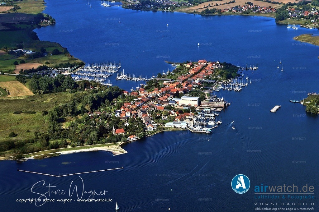 Luftbild Stadt Arnis - Mit knapp 300 Einwohnern gilt Arnis als kleinste Stadt Deutschlands | Arnis: Die kleinste Stadt Deutschlands - Die Geschichte des Ortes Arnis an der Schlei in Schleswig-Holstein ist eng verbunden mit dem Streben nach Freiheit und Selbstbestimmung. Mit knapp 300 Einwohnern gilt Arnis als kleinste Stadt Deutschlands nach Einwohnerzahl und Fläche (0,45 km²). Die Gemeinde liegt auf einer schmalen Halbinsel in der Schlei, einem 40 km langen Meeresarm der Ostsee.