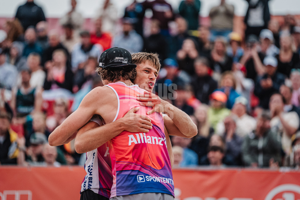 Beachvolleyball | Männer | Allianz German Beach Tour 2025 | Tourstop Bremen | 15.06.2025 | v.l. Luis Kubo und Jannik Kühlborn umarmen sich
