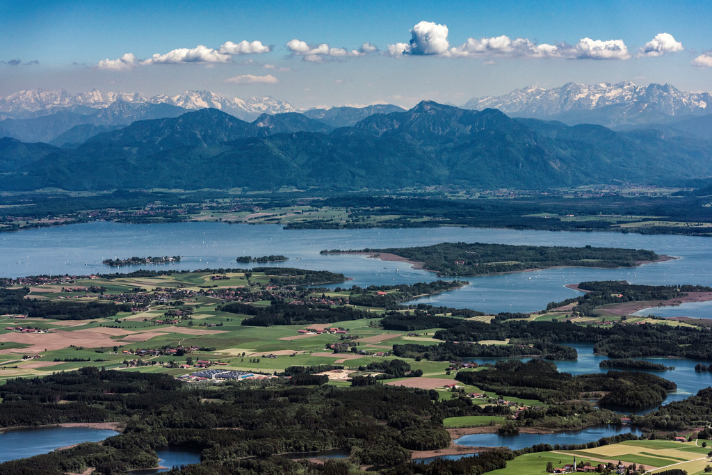 dr__0017833.jpg | CHIEMSEE 27.05.2017 Inselbereich Herreninsel, Fraueninsel und Krautinsel mit dem Ortskern am Chiemsee im Bundesland Bayern, Deutschland. // Island area Herreninsel, Fraueninsel and Krautinsel with the village center at the lake Chiemsee in the state Bavaria, Germany. Foto: Daniel Reiter