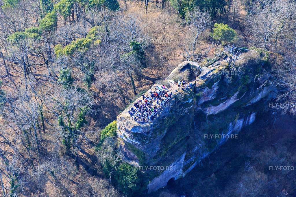 Burgruine Neukastel https://burgenarchiv.de/burg_neukastel_in_rheinland-pfalz | Luftbild: Burgruine Neukastel https://burgenarchiv.de/burg_neukastel_in_rheinland-pfalz in Leinsweiler im Bundesland Rheinland-Pfalz in Deutschland. Foto: IMG_086464.jpg vom 18.03.2016 durch Werner Riehm/FLY-FOTO.de - Realisiert mit Pictrs.com
