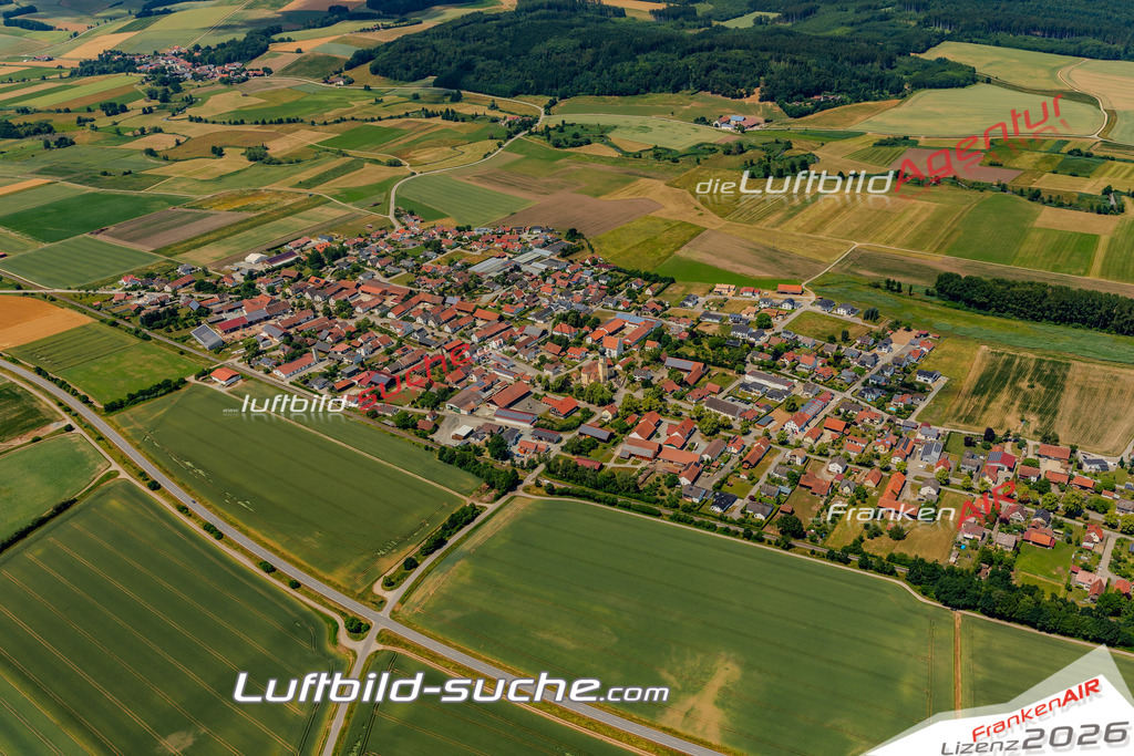 Das Luftbild zeigt : Sallach Geiselhöring - Die Luftaufnahme wurde 2023 vom UL-Flugzeug aus erstellt ( keine Drohne ) - Hochauflösende Luftaufnahme - Für grossformatige Ausdrucke geeignet. Die Geschenkidee !Mit Lizenz und Bildrechte bestellbar