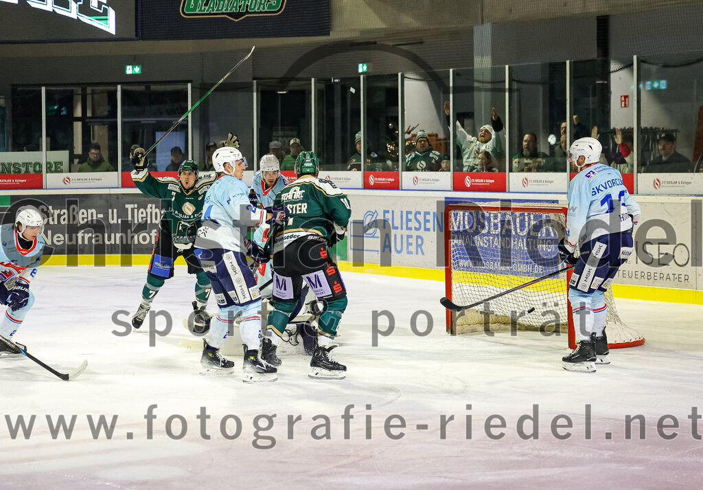 2025-12-23_123_TSV_Erding_gegen_Heilbronner_Falken | Erding, Deutschland, 23.12.2025:Eishockey, Oberliga Süd 2025 / 2026, 29. Spieltag, TSV Erding gegen Heilbronner Falken, Endergebnis: 5:4Louis Trattner (Erding Gladiators, #7), Maximilian Forster (Erding Gladiators, #81), Gunars Skvorcovs (Heilbronner Falken, #13)Foto: Christian Riedel / fotografie-riedel.net