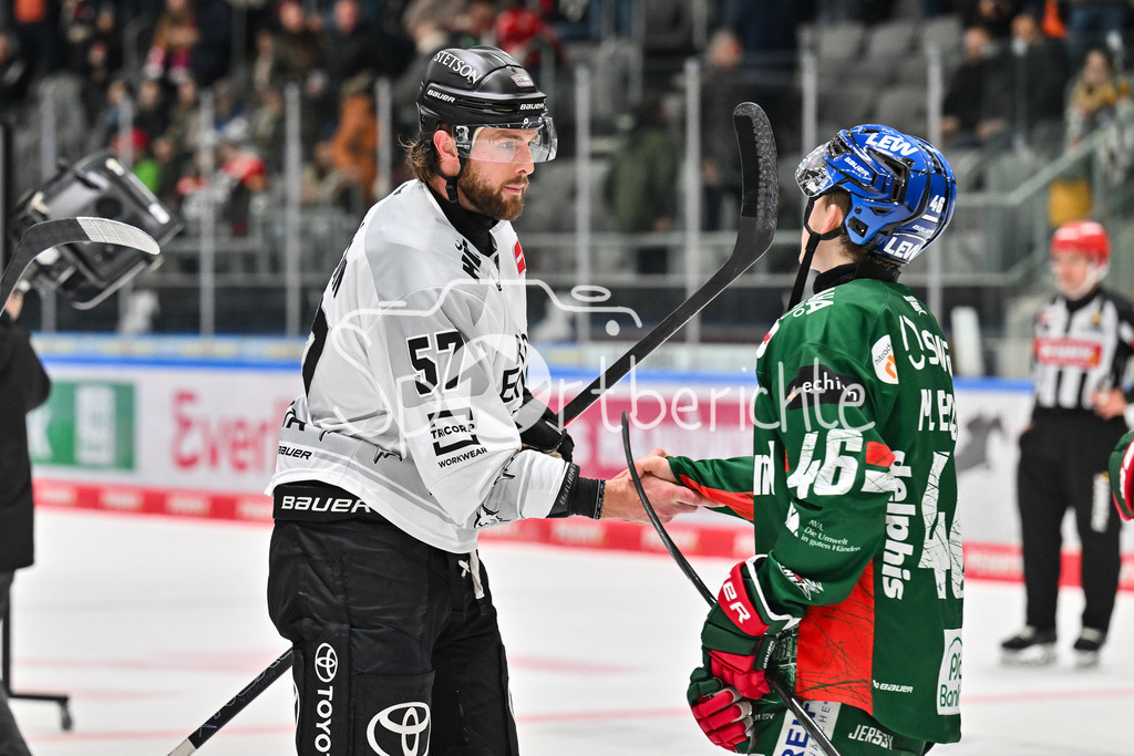 Augsburger Panther - Kölner Haie | aUGSBURG, GERMANY - 11. JANUARY: im Bild Brady AUSTIN (Kölner Haie 57) und Moritz ELIAS (Augsburger Panther 46) beim Shakehands nach dem Match zwischen den Augsburger Panthern und den Kölner Haien am 39. Spieltag der penny DEL im Curt Frenzel Stadion