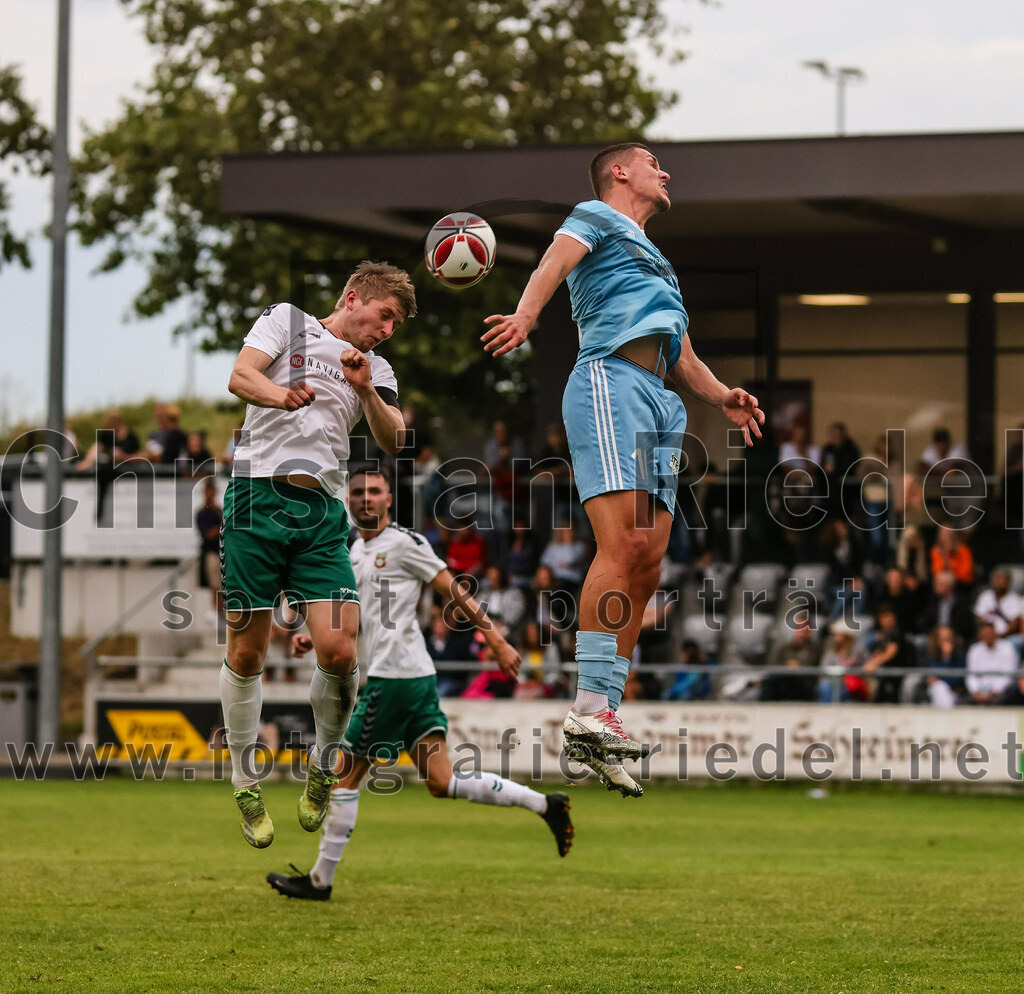 2023-07-28_107_FC_Schwaig_gegen_TSV_1860_Rosenheim | Oberding, Deutschland, 28.07.2023:
Fußball, Landesliga Südost 2023 / 2024, 3. Spieltag, FC Schwaig gegen TSV 1860 Rosenheim, Endergebnis: 1:1

Tobias Jell (FC Schwaig, #2), Karlo Jolić (TSV 1860 Rosenheim, #35)

Foto: Christian Riedel / fotografie-riedel.net