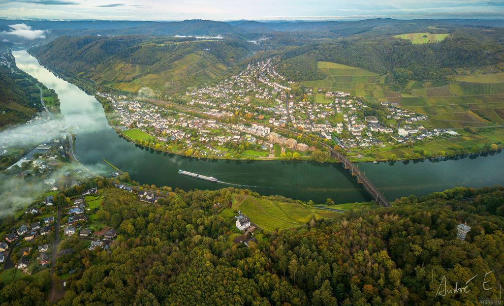 Luftauftnahme von Bullay und Alf mit Prinzenkopf | Wenn der Aussichtsturm nicht hoch genug ist, muss man eben fliegen. 