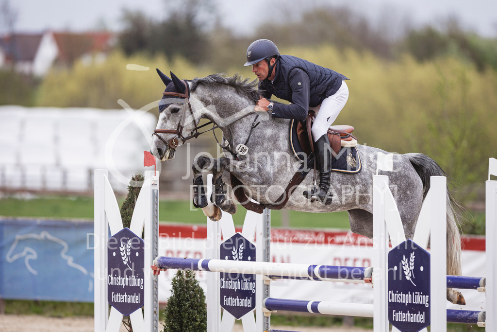 250417_Springpferde-L2-358 | Deine schönsten Turniermomente als professionelle Fotos! Entdecke hochwertige Pferdesport-Fotografie im Online-Shop. Jetzt Fotos finden & bestellen!