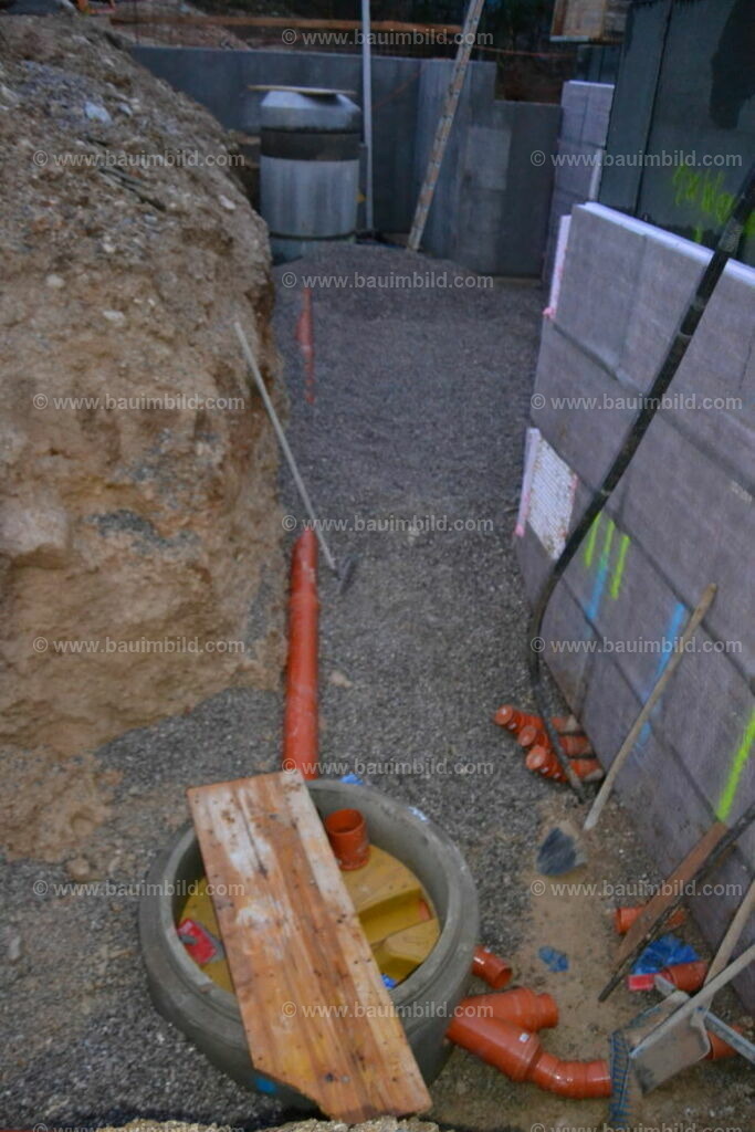 bib-lg03-abwasserkanal-0063 | Nach LV-Leistungsgruppen sortierte Detailfotos über den Bau eines Hauses. Alle Hausbau-Bilder direkt vom Urheber und Autor der Website Haus-Selber-Bauen.com