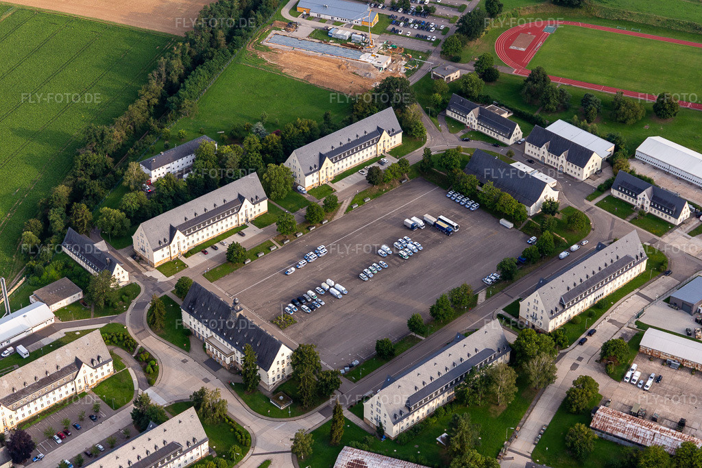 Luftbild: ehemaligen Zoll- Kaserne jetzt Bundespolizeiabteilung in Bad Bergzabern im Bundesland Rheinland-Pfalz in Deutschland. Foto: IMG_128423.jpg vom 21.08.2021 durch Werner Riehm/FLY-FOTO.de