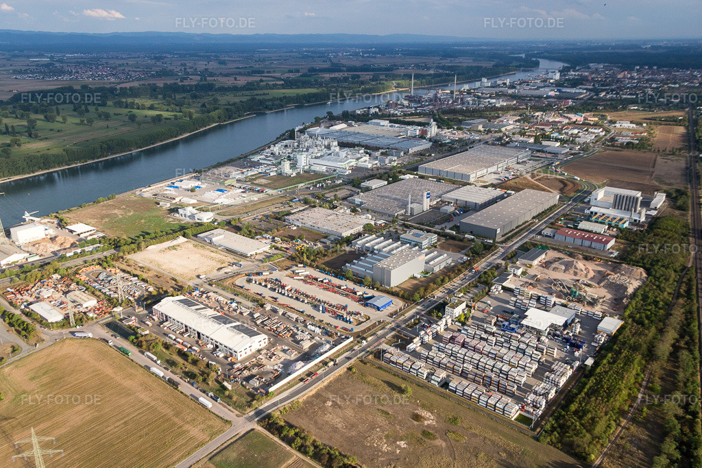 Luftbild: Technische Anlagen im Industriegebiet Im Langgewann am Rheinufer in Worms im Bundesland Rheinland-Pfalz in Deutschland. Foto: IMG_084353.jpg vom 02.09.2015 durch Werner Riehm/FLY-FOTO.de