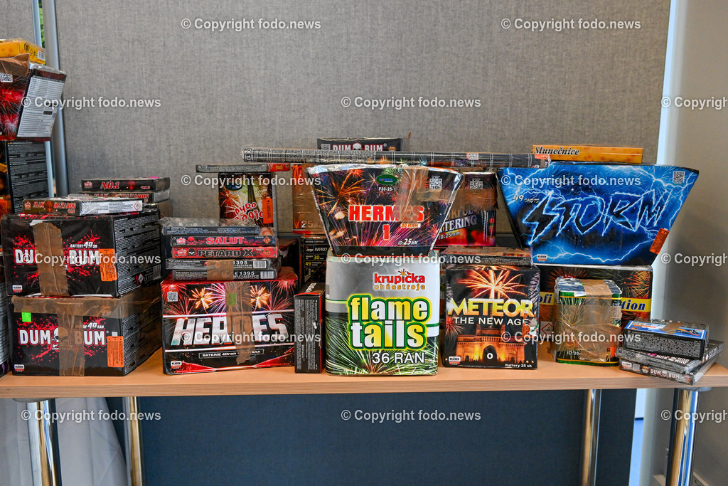 Pressekonferenz LPD Ooe_ Gemeinsam Sicher mit der Pyrotechnik_ 04.12.2023-18 | 04.12.2023, Landespolizeidirektion Oberoesterreich, AUT, Pressekonferenz LPD Ooe, Kampagnenpraesentation - Gemeinsam Sicher mit der Pyrotechnik, im Bild beschlagnahmte illegale Pyrotechnik