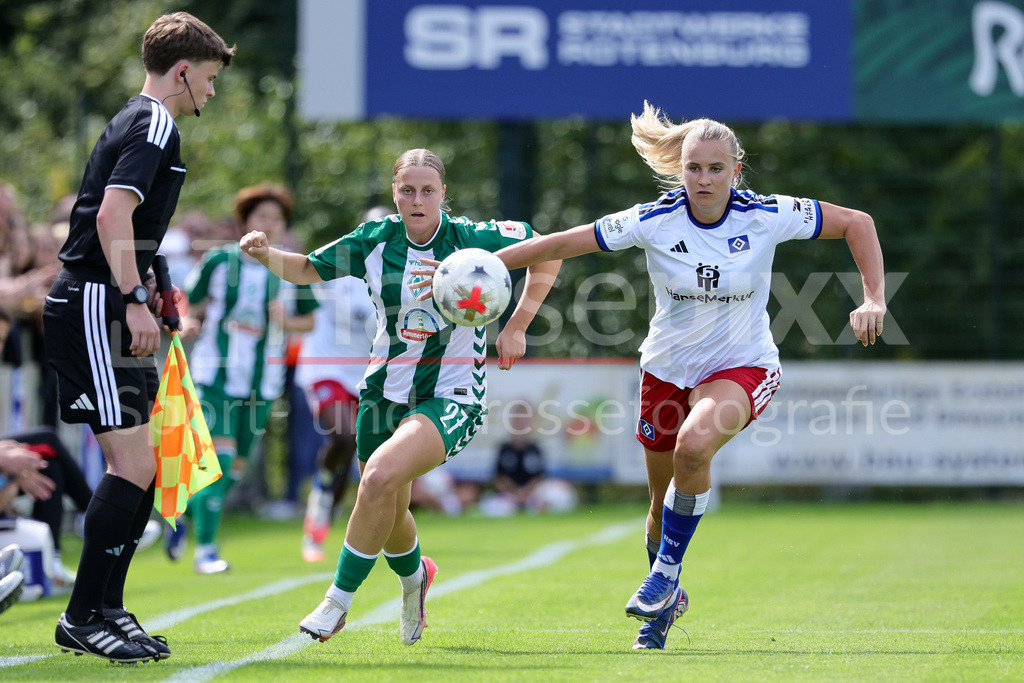 Fussball, Testspiel Frauen, SV Werder Bremen - Hamburger SV | v.li.: Sarah Gutmann (SV Werder Bremen, 27) und Nikola Karczewska (Hamburger SV, 20) im Zweikampf, Duell, Dynamik, Aktion, Action, Spielszene